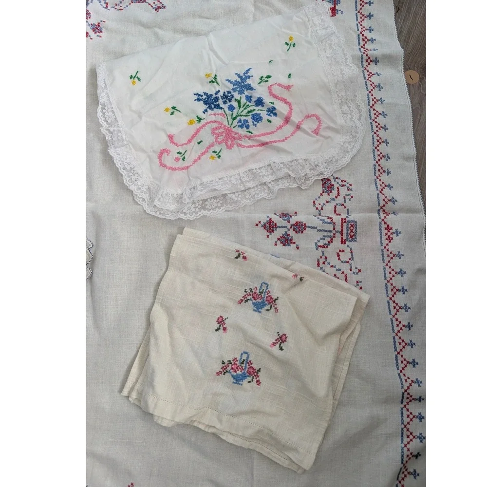 Lot 11 Vintage Linens Napkins Tablecloths Runners Craft Cutter‎ Lot Embroidered